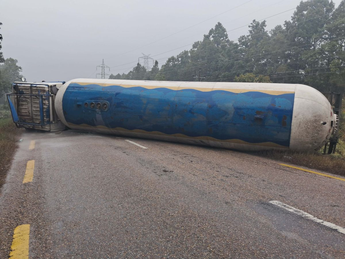 अवरुद्ध महेन्द्र राजमार्ग २४ घण्टापछि सञ्चालन, बुलेट हटाउन ६ वटा क्रेन प्रयोग