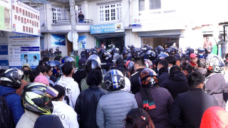 कोरिया पठाउनुपर्ने माग राख्दै इपीएस शाखा कार्यालयमा प्रदर्शन