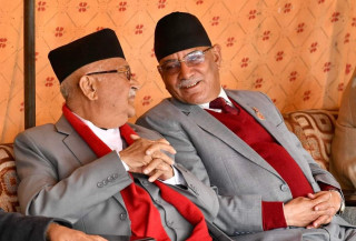 ओली र प्रचण्डबिच आधा घण्टा भेटवार्ता, चुनावी तालमेलबारे छलफल