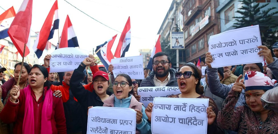 निर्वाचन कार्यतालिका स्थगनको माग गर्दै देउवा समूह पुग्यो निर्वाचन आयोग