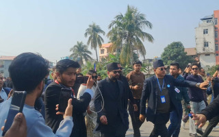 उम्मेदवारी दर्ता गराउन पुगे बालेन शाह