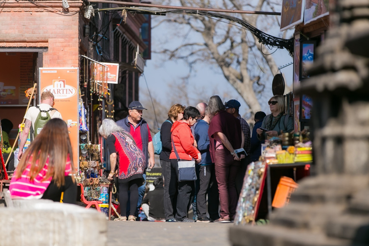 स्वयम्भूबाट आत्माको शान्ति र प्रकृतिको महिमा गाउँदै पर्यटक (फोटो फिचर)