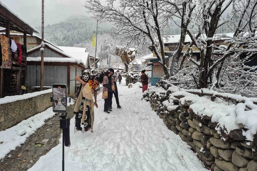 डोल्पाको काइगाउँमा भारी हिमपात जारी, जनजीवन प्रभावित (तस्बिरहरू)