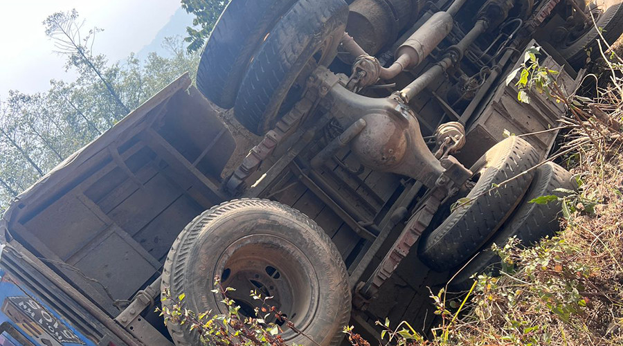 धनकुटामा बस दुर्घटना हुदाँ ६ जना घाइते
