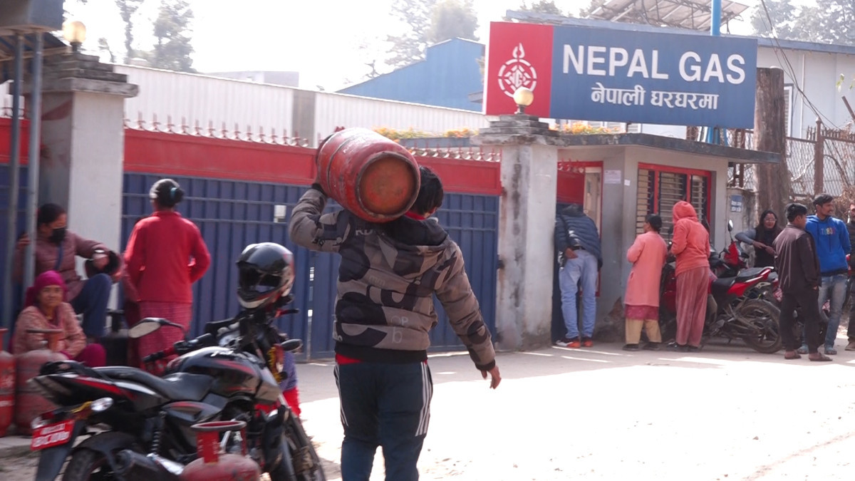 डिपोमा ग्यास नपाएपछि उपभोक्ताहरु खाली सिलिण्डर बोकेर नेपाल ग्यासकै कार्यालय पुगे