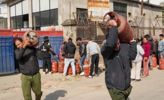 ग्यास नपाइएपछि खाली सिलिन्डर बोकेर उपभोक्ता बालाजु औद्योगिक केन्द्रमा, तस्बिरहरू