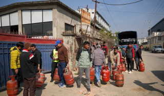 ग्यासको अभाव देखाउँदै  कालोबजारी