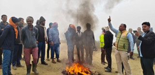 सिरहाको सहजा खोलामा पुल निर्माण अलपत्र, सडक बन्द गरेर प्रदर्शनमा उत्रिए स्थानीय