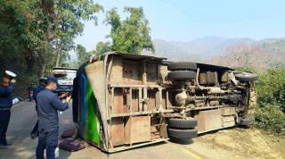 लमही-घोराही सडकखण्डमा बस दुर्घटना हुँदा ९ जना घाइते