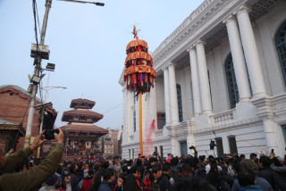 होली शुरुः हनुमानढोकामा तीनतले चीर ठड्याइयो (तस्बिरहरू)