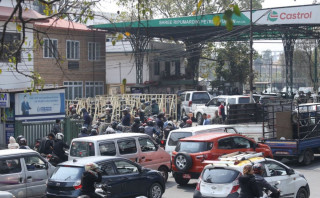 फोटो फिचर पेट्रोलियम पदार्थको अभाव हुने हल्लाले पेट्रोल पम्पमा भीड