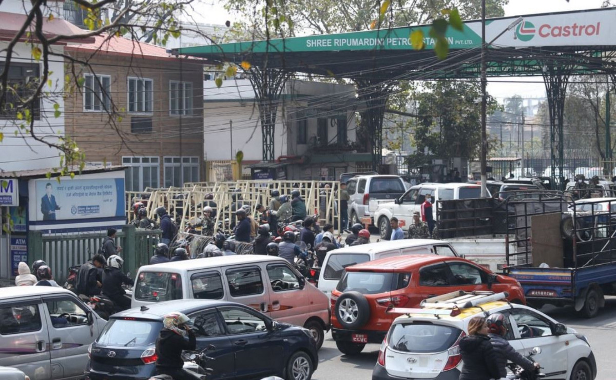 फोटो फिचर पेट्रोलियम पदार्थको अभाव हुने हल्लाले पेट्रोल पम्पमा भीड