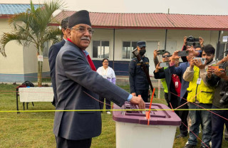 चितवनमा गरे प्रचण्डले मतदान