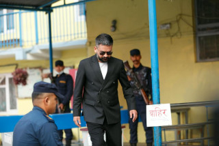 काठमाडौंमा भोट खसालेर हेलिकोप्टरबाट झापा लागे बालेन