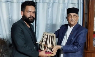 तबला दिएको फोटो शेयर गर्दै ओलीले भने– ‘बालेन बाबु, विजयको लागि तपाईँलाई बधाई’