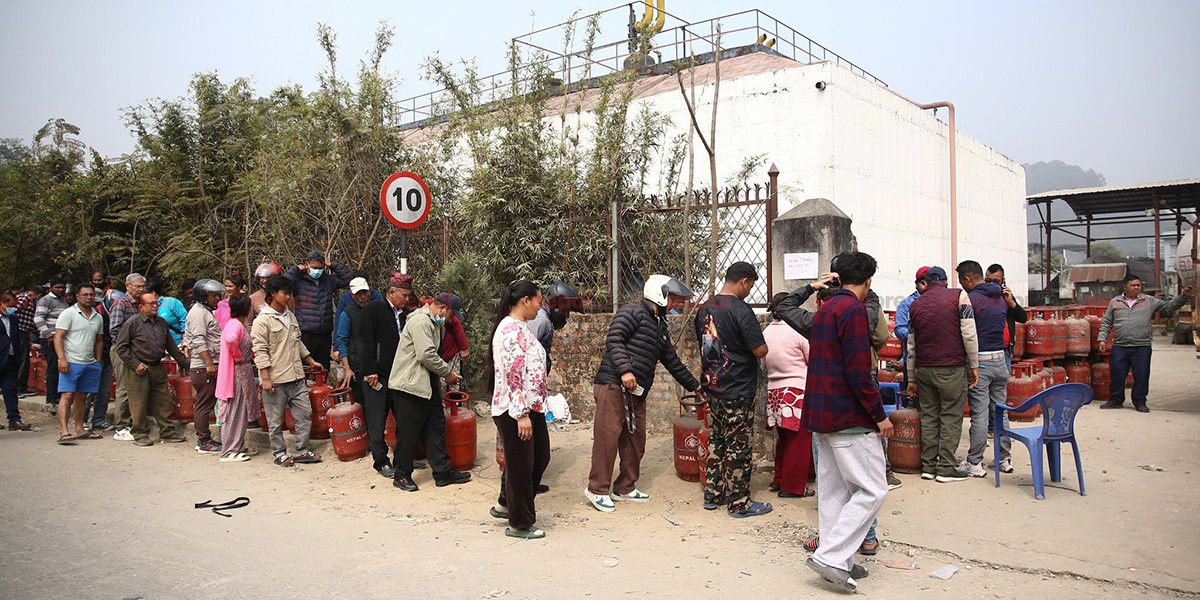 काठमाडौंमा ग्यास अभाव, डिपोमा सर्वसाधारणको लाइन