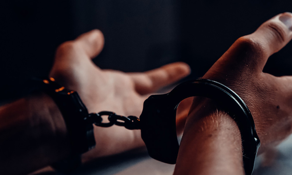 अनुचित लेनदेन गरेको आरोपमा एक महिला पक्राउ