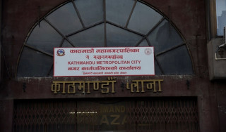 धमाधम विज्ञापन सामग्री हटाउँदै काठमाडौं महानगर