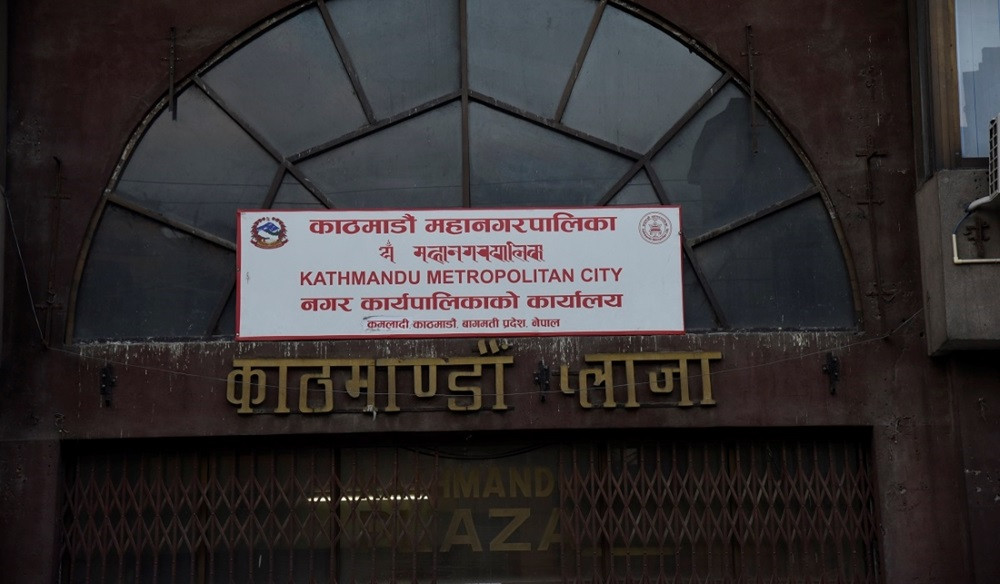 धमाधम विज्ञापन सामग्री हटाउँदै काठमाडौं महानगर