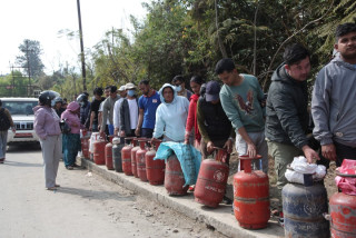 एक सिलिण्डर ग्यासका लागि सडकमै सास्ती, घन्टौं लाइनमा सर्वसाधारण