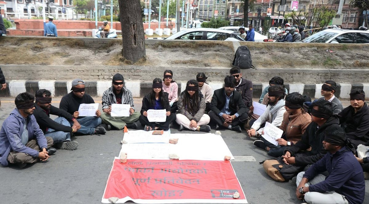 सरकारलाई दबाब दिन कालोपट्टी बाँधेर सडकमा उत्रिए जेनजी