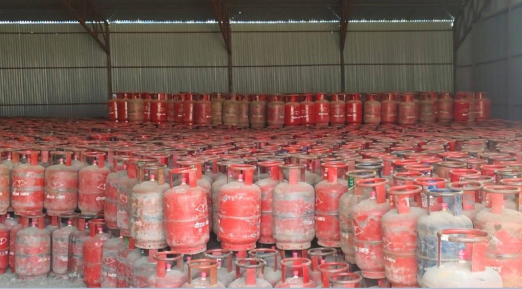 ६ हजार ३७७ सिलिण्डर ग्यास लुकाएर राखेको अवस्थामा फेला, ३ लाख जरिवाना