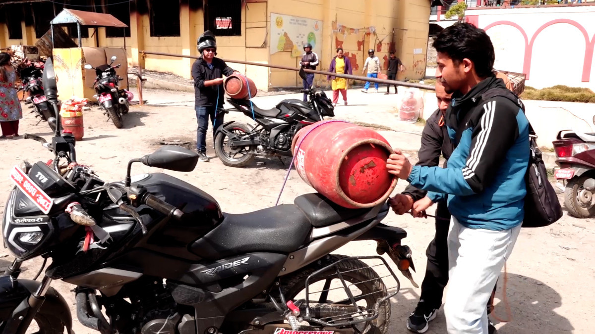 उपभोक्ताहरु भन्छन्ः आधा सिलिण्डर ग्याँस वितरण गर्दा पनि राहत महशुस गरेका छौँ