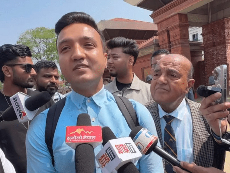 विद्यालय पाेशाकमा रास्वपा सांसद रहबरले लिए शपथ