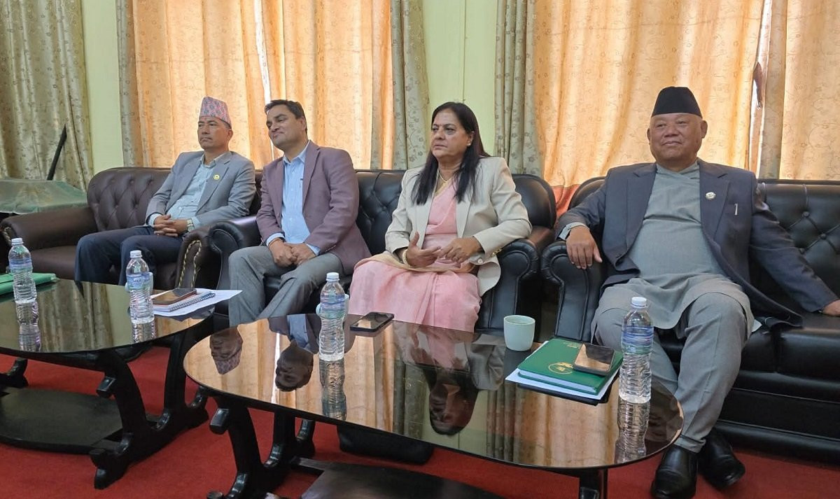 कांग्रेस संसदीय दलको बैठकमा भुसाल र पौडेल पनि सहभागी