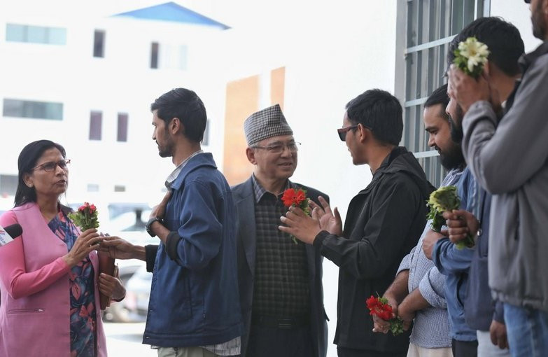 च्यासलमा युवाको फरक प्रदर्शन: नेताहरूलाई फूल उपहार, नेतृत्व फेर्न आग्रह