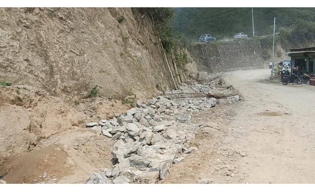 स्थानीय कान्छा लामाको जग्गामाथि मात्र डोजर चलाइएको भन्दै अख्तियारमा उजुरी