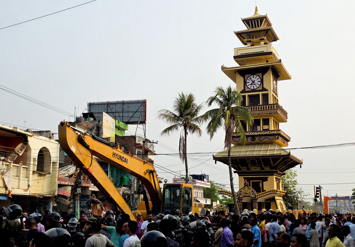 वीरगन्जमा आइतबार बिहानै चल्यो डोजर