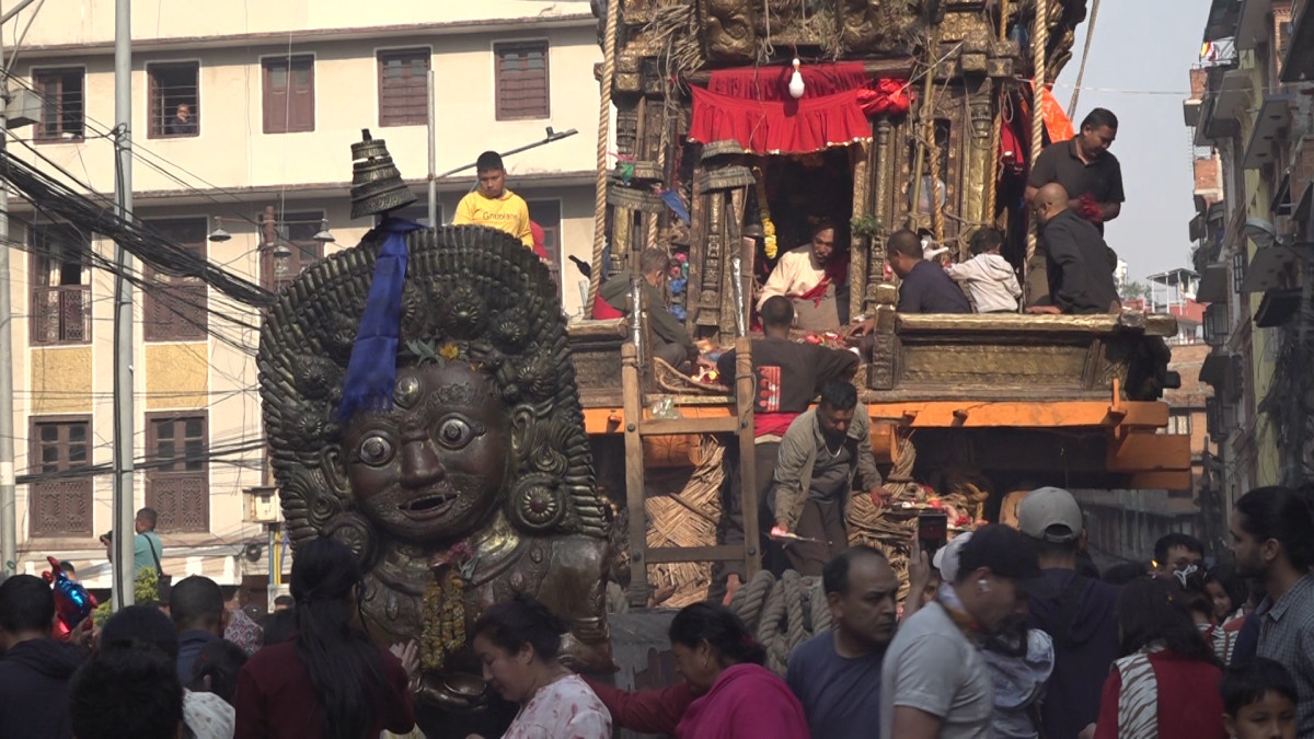 रातो मत्स्येन्द्रनाथको पूजा गर्नेहरुको भीड