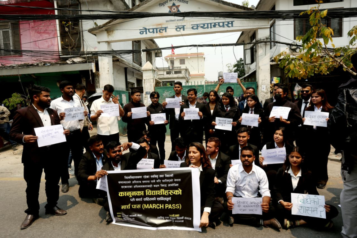 'ए सुन सरकार सुनिदिनुपर्‍यो' भन्दै कानूनका विद्यार्थीको मार्चपास (तस्बिरहरु)