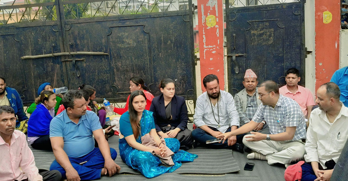 सिडिओ कार्यालय गेटमा खगेन्द्र सुनारसहित रास्वपा सांसदहरूको रातभरि धर्ना