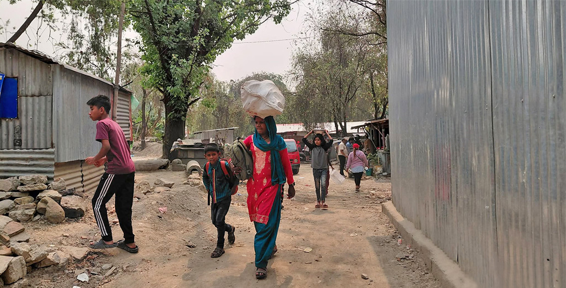 सरकारले भत्काउने त्रास, थापाथलीका सुकुम्वासी आफैँले निकाल्न थाले सामान