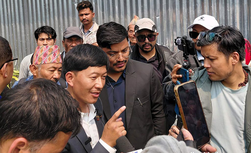 थापाथलीको सुकुम्वासी बस्तीमा सांसद आरेन राई: "हामी सुकुम्वासीकै पक्षमा छौँ"