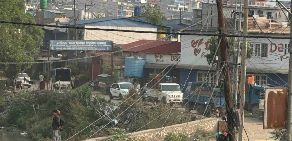 भक्तपुरको मनहरामा पनि चल्दै डोजर, आधाभन्दा बढी सुकुमबासीले बस्ती छाडे