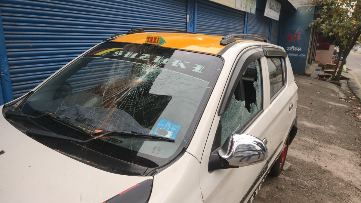 पेप्सीकोलामा राति १ बजे ८ गाडीमा तोडफोड, एक जना पक्राउ