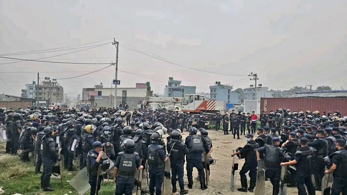 मनोहरा सुकुमबासी बस्तीमा डोजर चलाइँदै, बिहानैदेखि सुरक्षाकर्मीको बाक्लो उपस्थिति