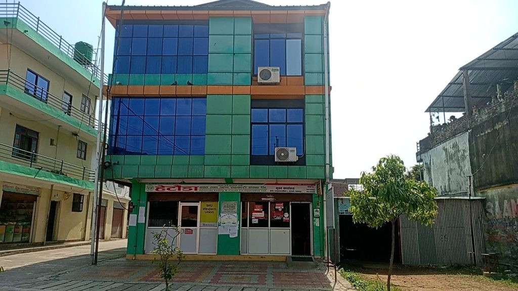 सहकारीको बन्द कोठाभित्र कर्मचारी अचेत फेला, ढोका फुटाएर उद्धार