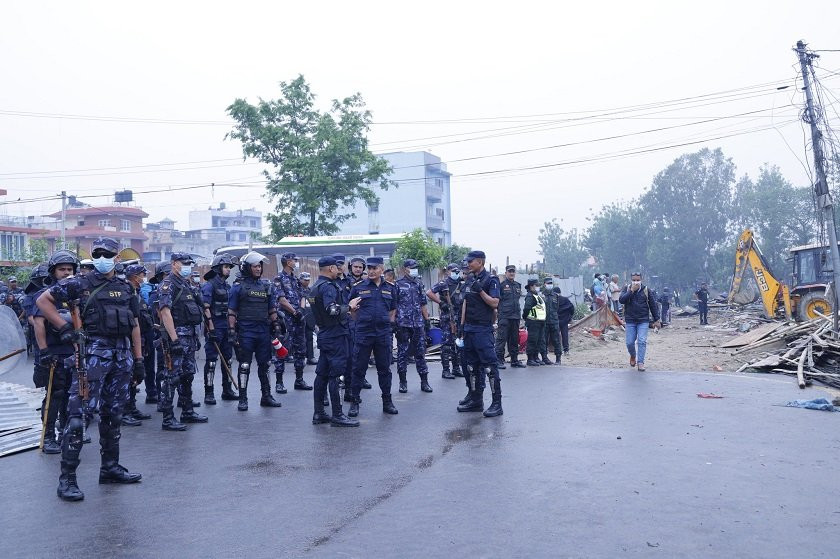 डोजर चलेको सुकुमबासी बस्तीमा पुगे आईजीपी कार्की