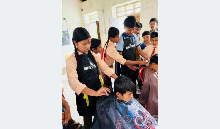 विद्यार्थीलाई कपाल काट्ने तालिम दिइँदै