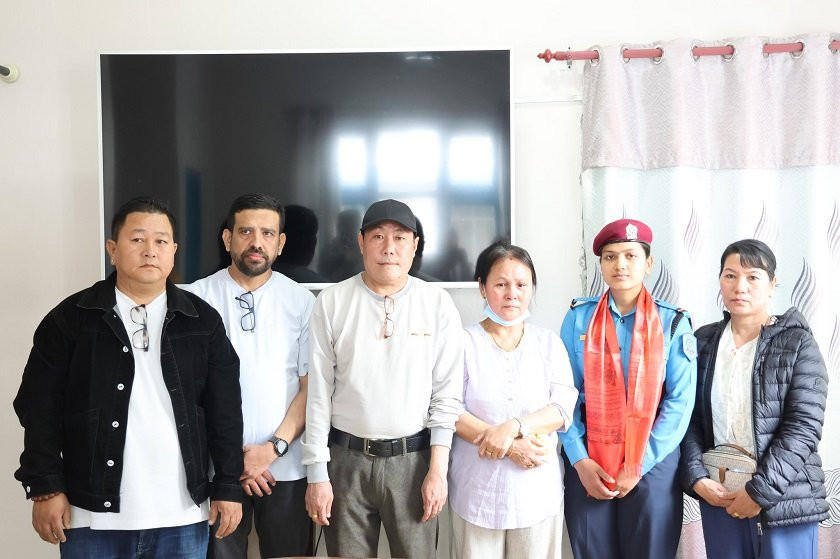 कृष्ण मन्दिरमा २ छोरा मार्ने हत्यारालाई समात्ने प्रहरीलाई आमाबुवाले दिए ३५ हजार १०५ रुपैयाँ