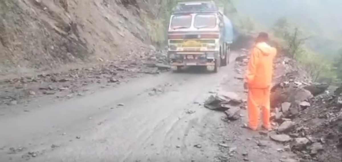 तुइन खोला नजिकै ढुङ्गा खस्दा मुग्लिङ–नारायणगढ सडकखण्ड एकतर्फी