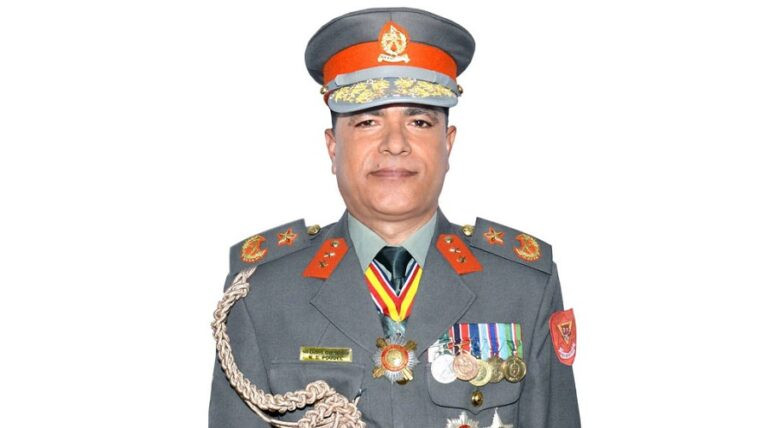 सशस्त्रका नवनियुक्त आईजीपी नारायणदत्त पौडेललाई गृहसचिवले फुली लगाउने