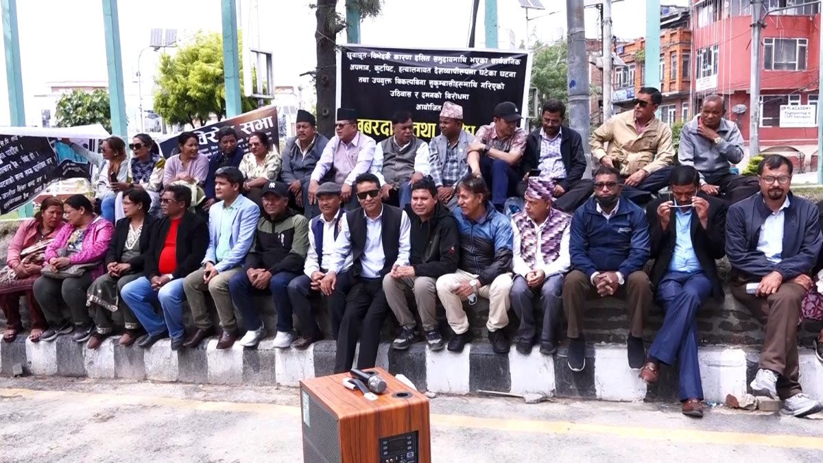 प्रधानमन्त्रीलाई भेट्न नपाएपछि सडकमा दलित अधिकारकर्मी