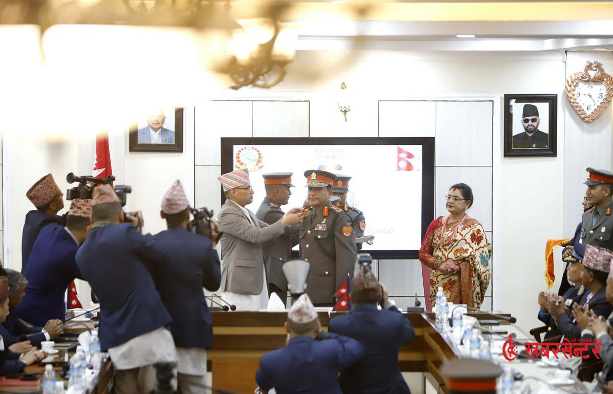 नवनियुक्त आईजी नारायणदत्त पौडेललाई दर्ज्यानी चिन्ह प्रदान