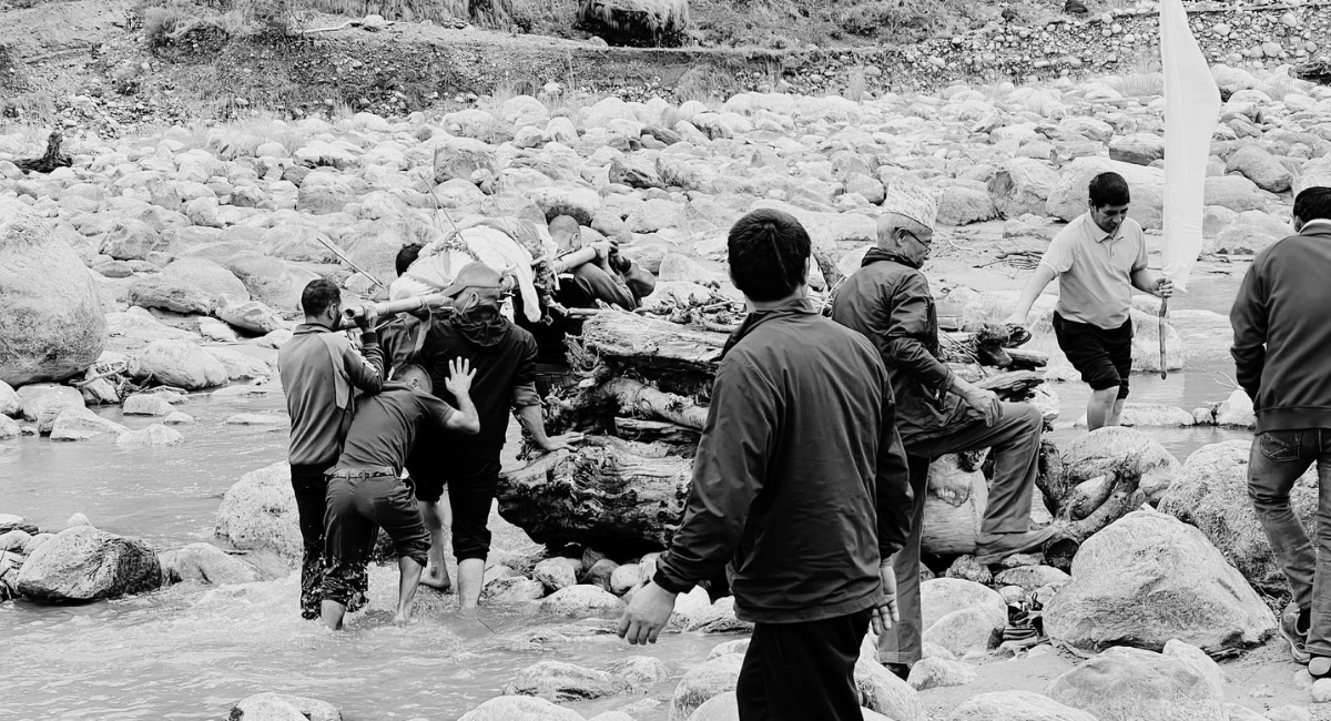 जिप दुर्घटनामा ज्यान गुमाएका एकै परिवारका छ जनाको सामूहिक अन्त्येष्टि