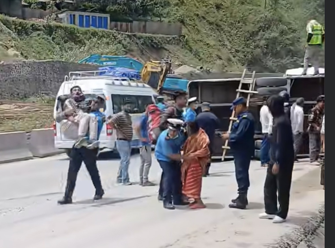धादिङमा बस दुर्घटना, ११ जना घाइते